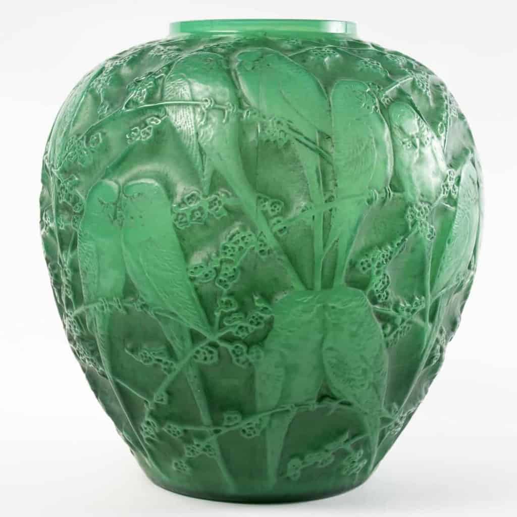 Vase « Perruches en verre vert jade multicouche patiné gris de René LALIQUE | Biron |||||||