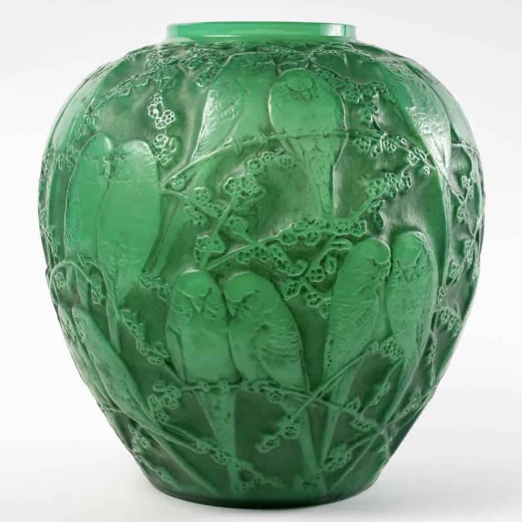 Vase « Perruches en verre vert jade multicouche patiné gris de René LALIQUE | Biron Vase "Perruches en verre vert jade multicouche patiné gris de René LALIQUE