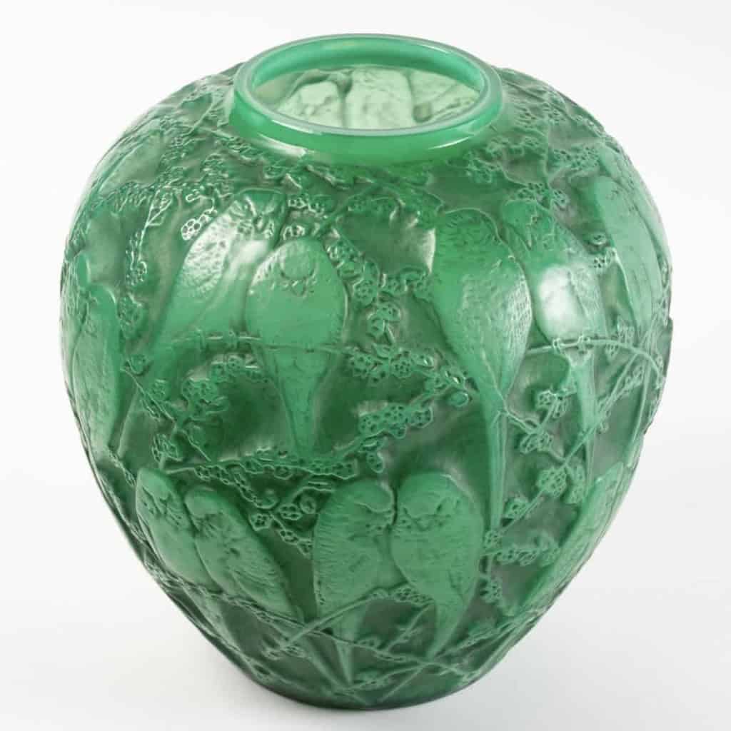 Vase « Perruches en verre vert jade multicouche patiné gris de René LALIQUE | Biron Vase "Perruches en verre vert jade multicouche patiné gris de René LALIQUE