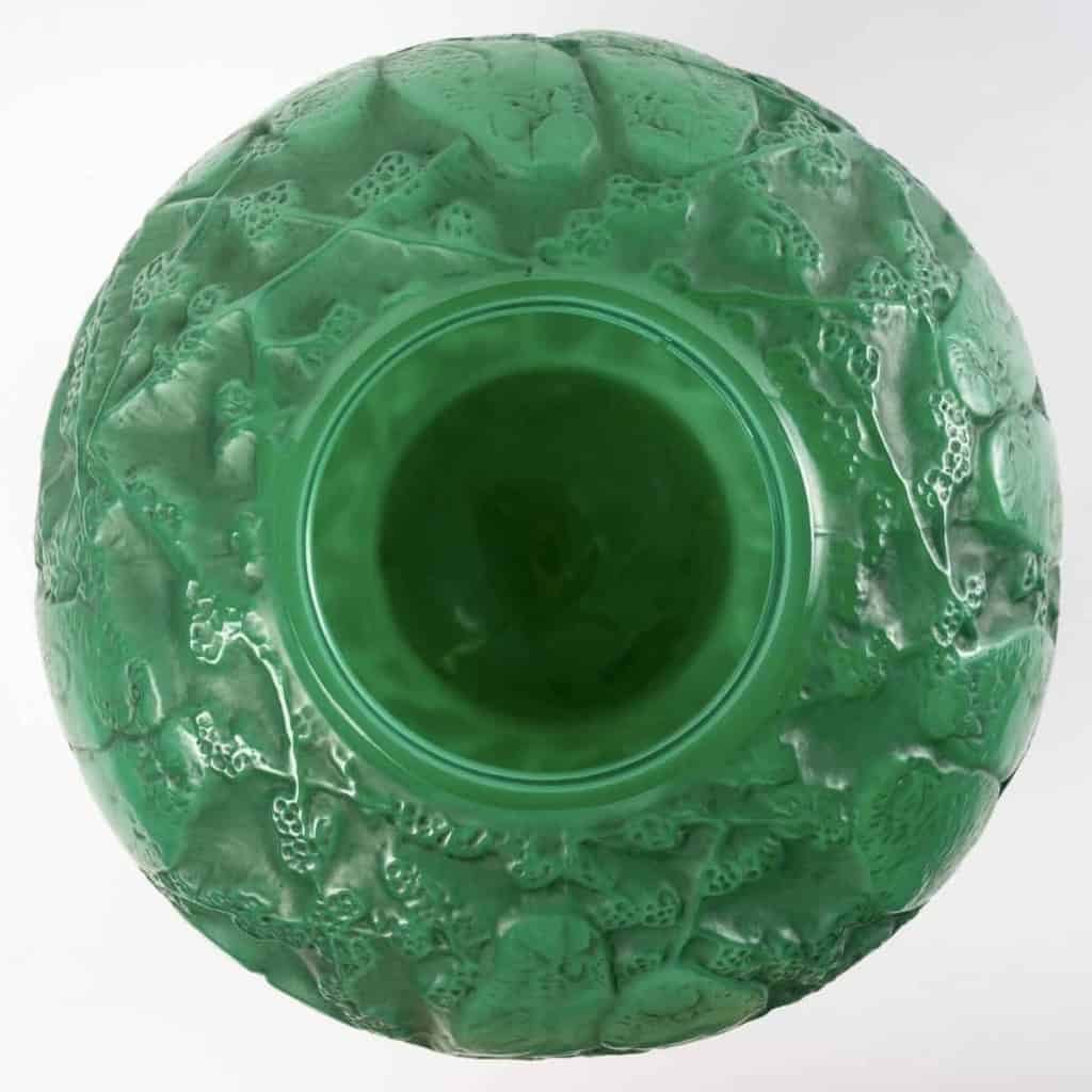 Vase « Perruches en verre vert jade multicouche patiné gris de René LALIQUE | Biron Vase "Perruches en verre vert jade multicouche patiné gris de René LALIQUE