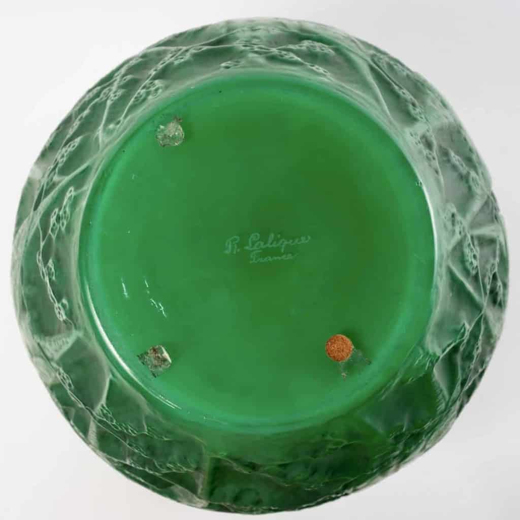 Vase « Perruches en verre vert jade multicouche patiné gris de René LALIQUE | Biron Vase "Perruches en verre vert jade multicouche patiné gris de René LALIQUE