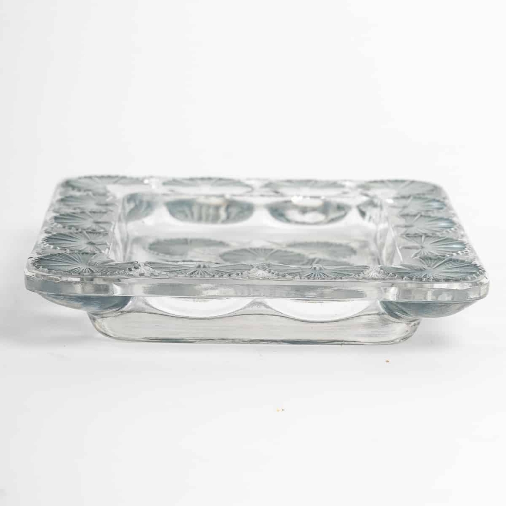 Cendrier « Bluets » verre blanc patiné bleu de René LALIQUE | Biron Cendrier "Bluets" verre blanc patiné bleu de René LALIQUE
