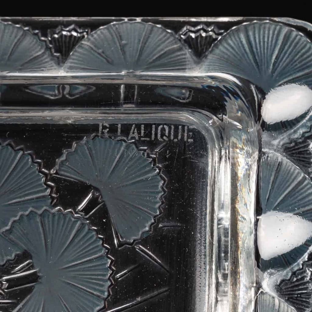 Cendrier « Bluets » verre blanc patiné bleu de René LALIQUE | Biron Cendrier "Bluets" verre blanc patiné bleu de René LALIQUE