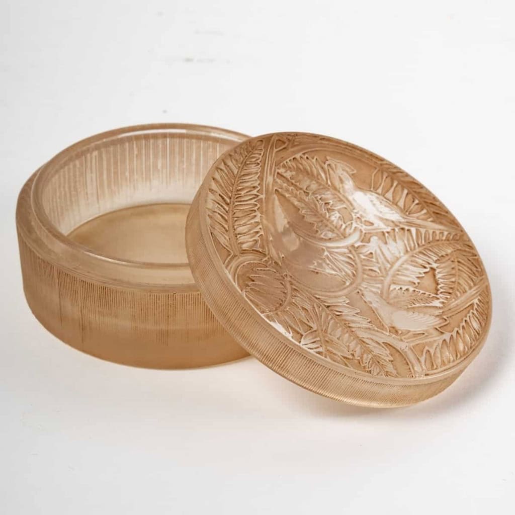 Boite « Vaucluse » verre blanc patiné sépia de René LALIQUE | Biron Boite "Vaucluse" verre blanc patiné sépia de René LALIQUE