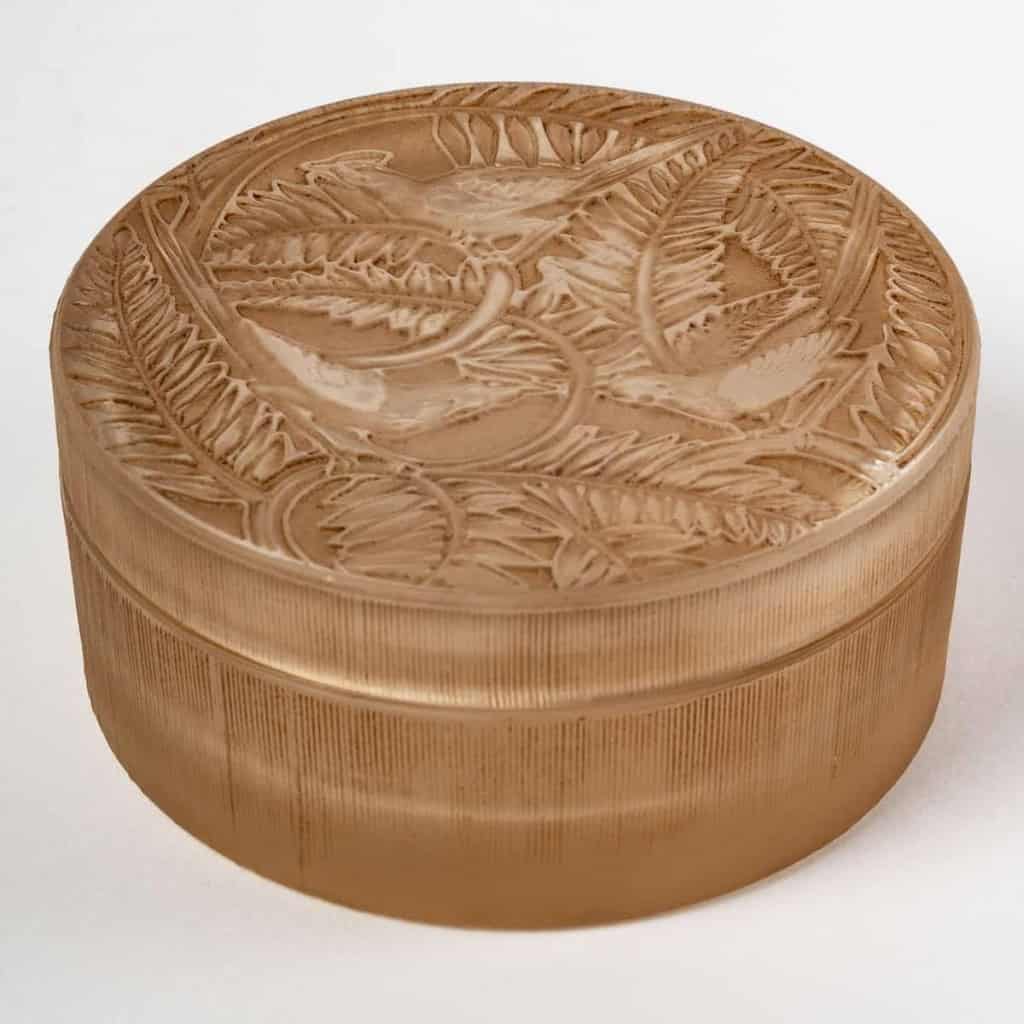 Boite « Vaucluse » verre blanc patiné sépia de René LALIQUE | Biron Boite "Vaucluse" verre blanc patiné sépia de René LALIQUE