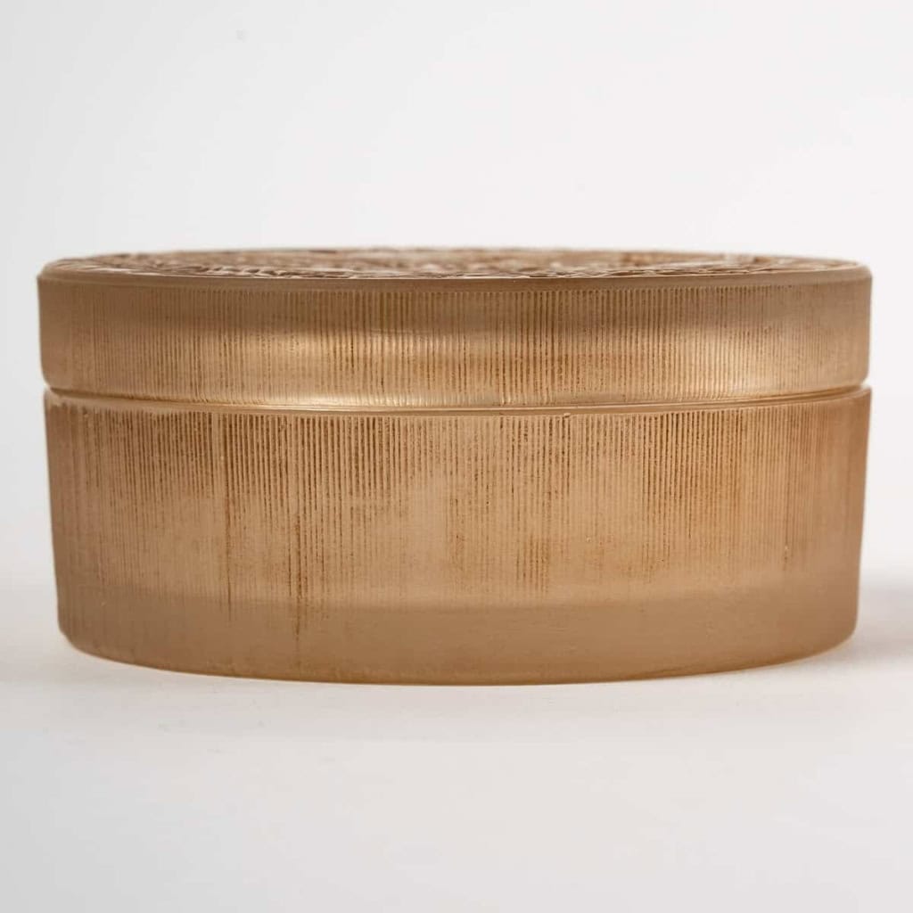 Boite « Vaucluse » verre blanc patiné sépia de René LALIQUE | Biron Boite "Vaucluse" verre blanc patiné sépia de René LALIQUE