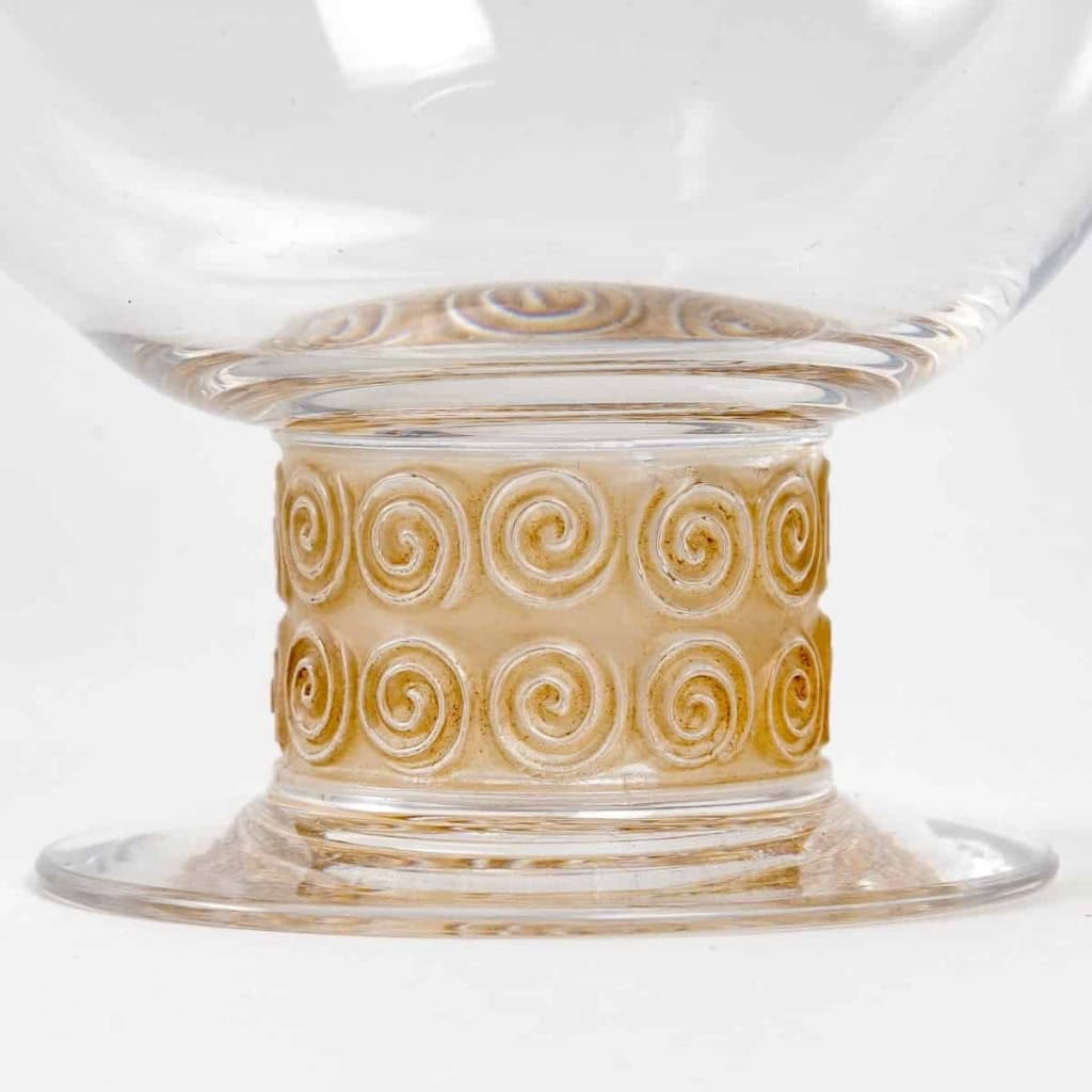 Service à Dégustation Fine « Chinon » verre blanc patiné sépia de René LALIQUE – 5 Pièces | Biron Service à Dégustation Fine "Chinon" verre blanc patiné sépia de René LALIQUE - 5 Pièces
