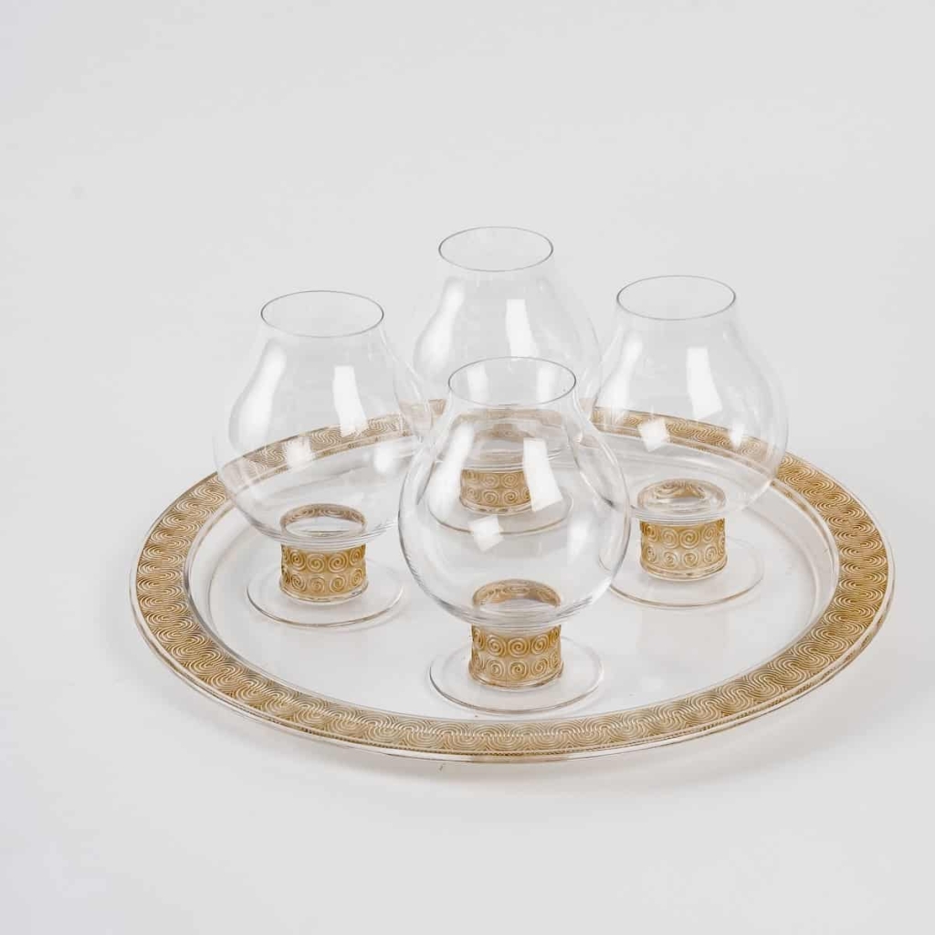 Service à Dégustation Fine « Chinon » verre blanc patiné sépia de René LALIQUE – 5 Pièces | Biron Service à Dégustation Fine "Chinon" verre blanc patiné sépia de René LALIQUE - 5 Pièces