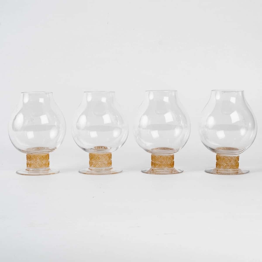 Service à Dégustation Fine « Chinon » verre blanc patiné sépia de René LALIQUE – 5 Pièces | Biron Service à Dégustation Fine "Chinon" verre blanc patiné sépia de René LALIQUE - 5 Pièces