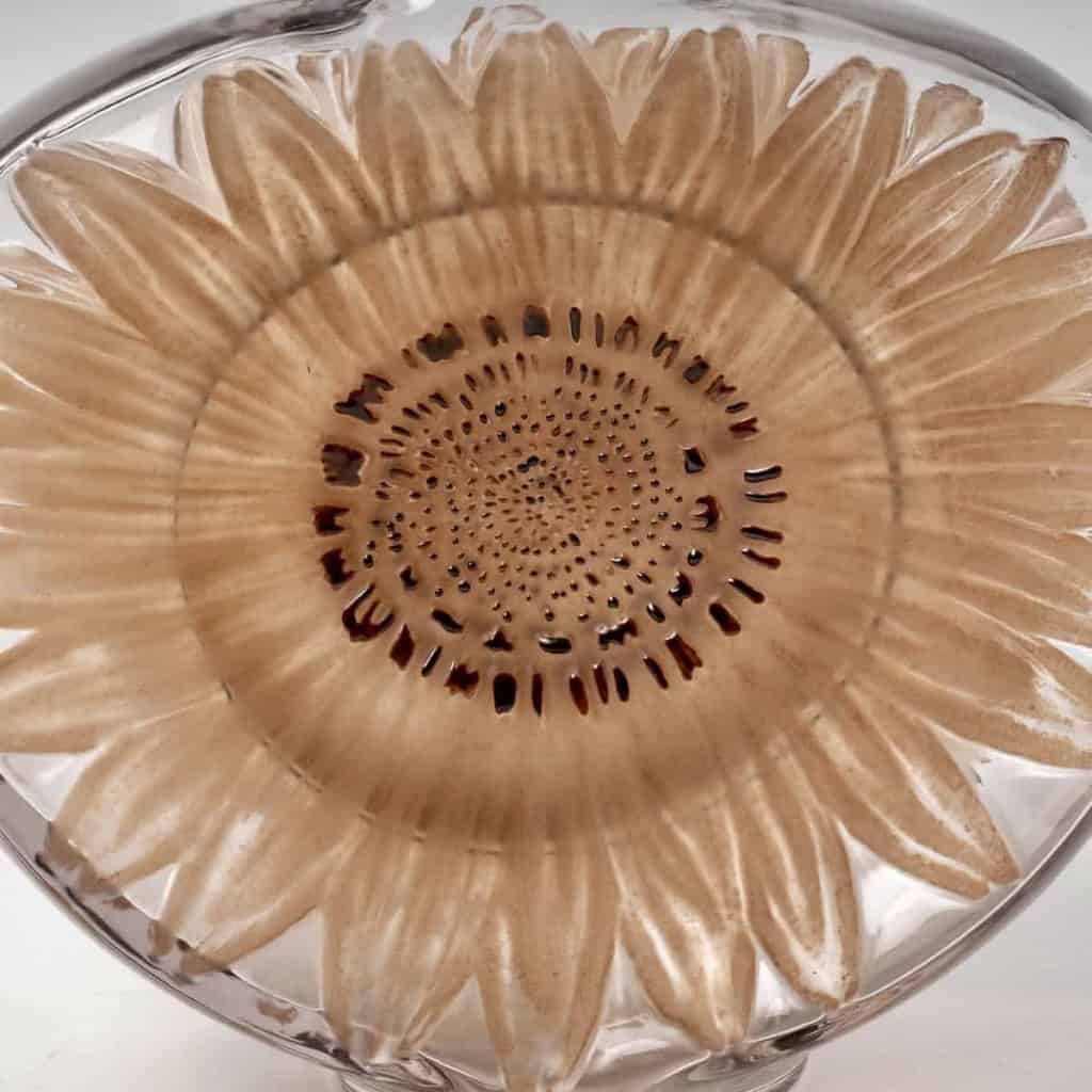 Vase « Soleil » verre blanc patiné sépia et émaillé brun de René LALIQUE | Biron Vase "Soleil" verre blanc patiné sépia et émaillé brun de René LALIQUE