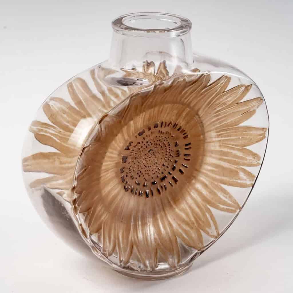 Vase « Soleil » verre blanc patiné sépia et émaillé brun de René LALIQUE | Biron Vase "Soleil" verre blanc patiné sépia et émaillé brun de René LALIQUE