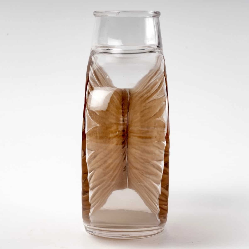 Vase « Soleil » verre blanc patiné sépia et émaillé brun de René LALIQUE | Biron Vase "Soleil" verre blanc patiné sépia et émaillé brun de René LALIQUE