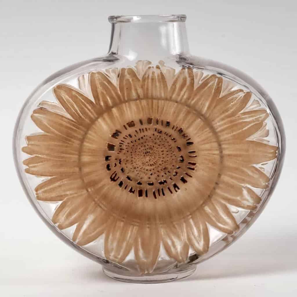 Vase « Soleil » verre blanc patiné sépia et émaillé brun de René LALIQUE | Biron Vase "Soleil" verre blanc patiné sépia et émaillé brun de René LALIQUE