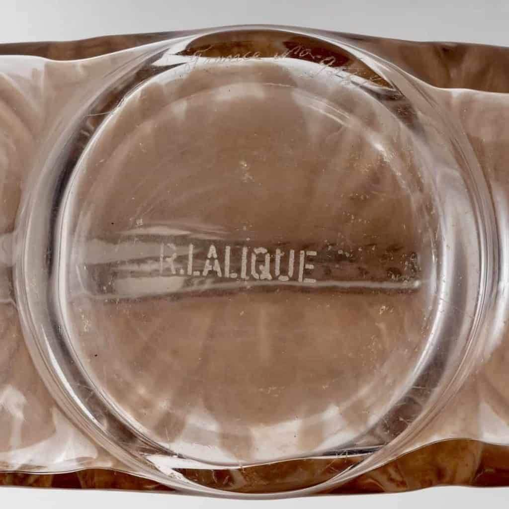 Vase « Soleil » verre blanc patiné sépia et émaillé brun de René LALIQUE | Biron Vase "Soleil" verre blanc patiné sépia et émaillé brun de René LALIQUE