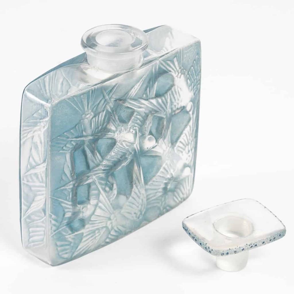 Flacon « Carré Plat Hirondelles » verre blanc patiné bleu de René LALIQUE | Biron Flacon "Carré Plat Hirondelles" verre blanc patiné bleu de René LALIQUE