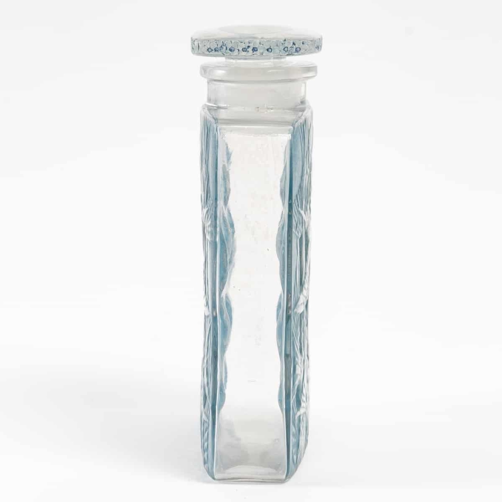 Flacon « Carré Plat Hirondelles » verre blanc patiné bleu de René LALIQUE | Biron Flacon "Carré Plat Hirondelles" verre blanc patiné bleu de René LALIQUE