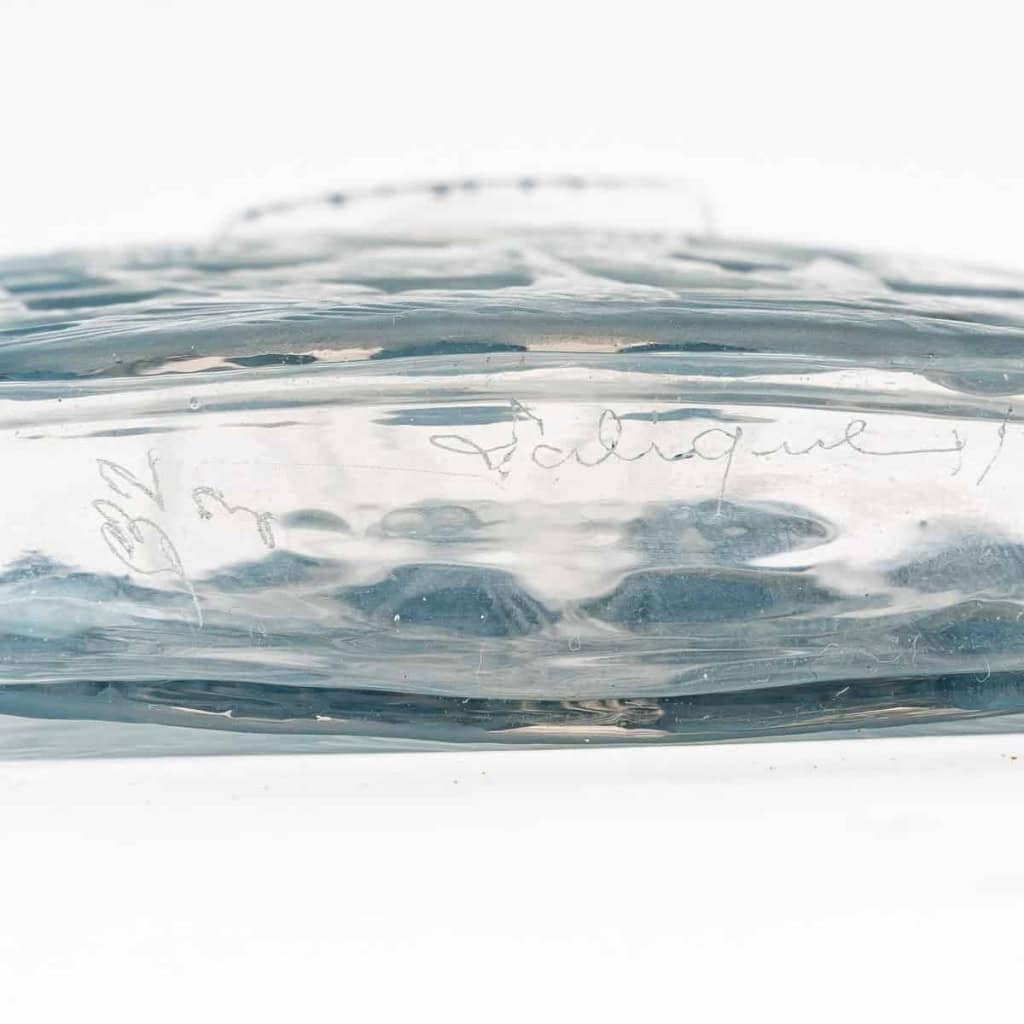 Flacon « Carré Plat Hirondelles » verre blanc patiné bleu de René LALIQUE | Biron Flacon "Carré Plat Hirondelles" verre blanc patiné bleu de René LALIQUE