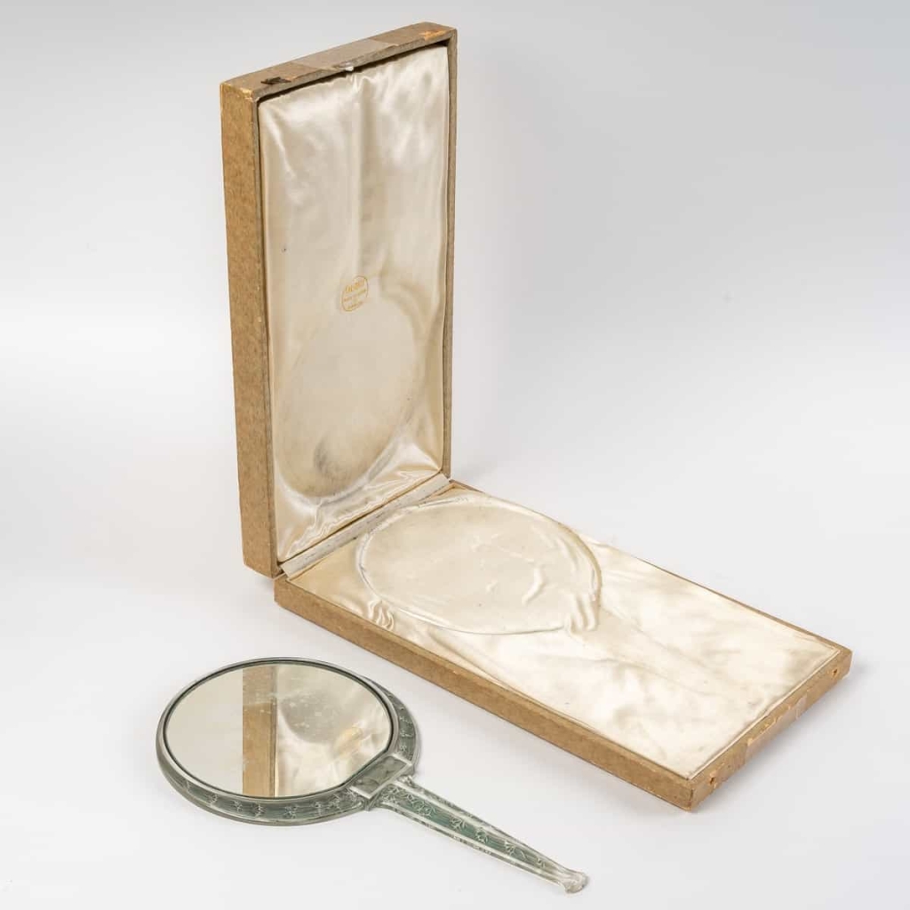 Miroir « Narcisse Couché » verre blanc patiné bleu vert de René LALIQUE | Biron Miroir "Narcisse Couché" verre blanc patiné bleu vert de René LALIQUE