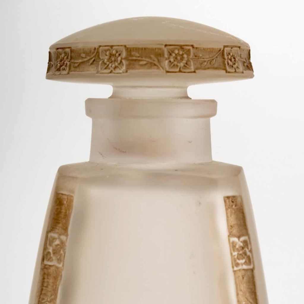 Flacon « Fleurettes » verre blanc patiné sépia de René LALIQUE | Biron Flacon "Fleurettes" verre blanc patiné sépia de René LALIQUE