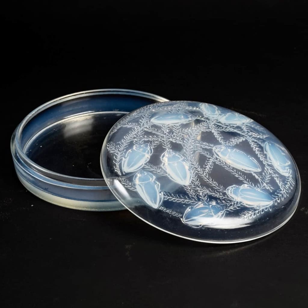 Boite « Cléones » verre opalescent de René LALIQUE | Biron Boite "Cléones" verre opalescent de René LALIQUE