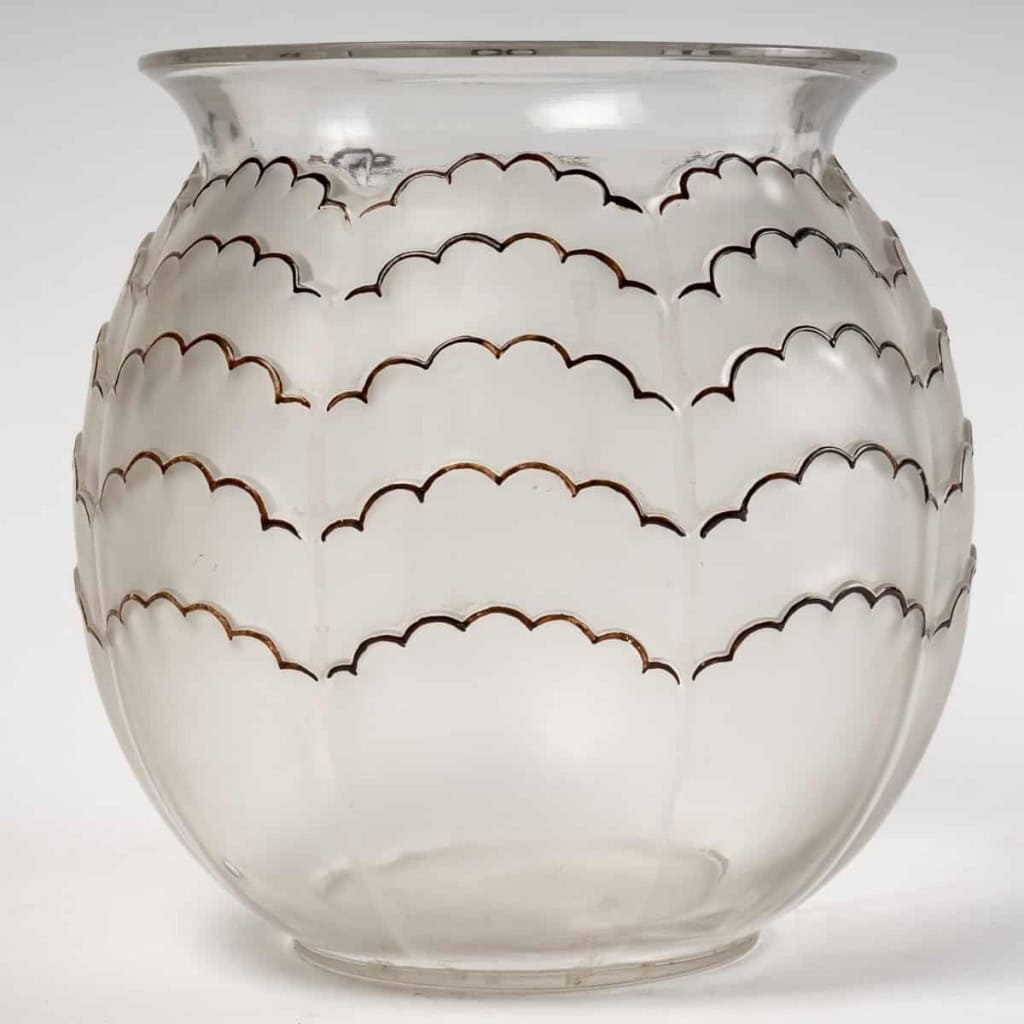 Vase « Marly » verre blanc émaillé brun de René LALIQUE | Biron Vase "Marly" verre blanc émaillé brun de René LALIQUE