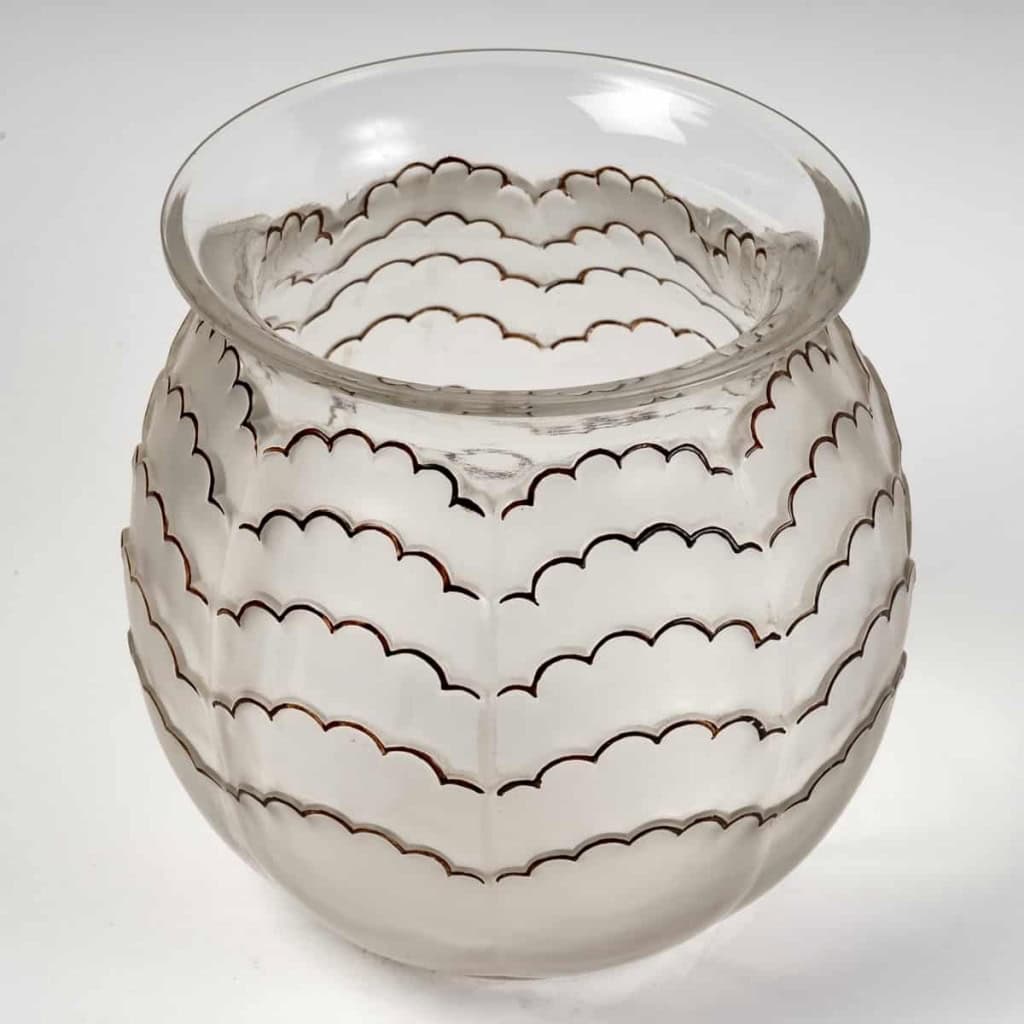 Vase « Marly » verre blanc émaillé brun de René LALIQUE | Biron Vase "Marly" verre blanc émaillé brun de René LALIQUE