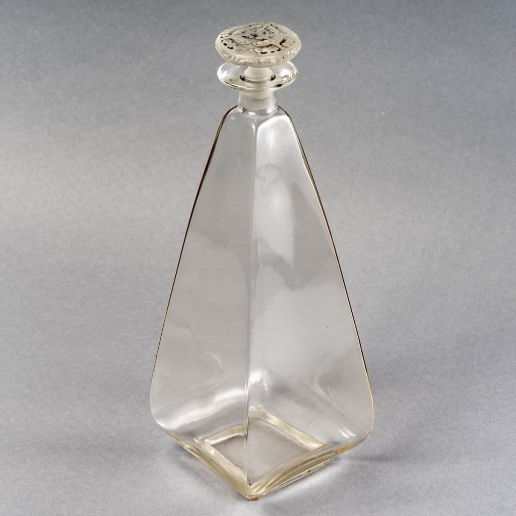 Carafe « Pyramidale » verre blanc patiné gris de René LALIQUE | Biron Carafe "Pyramidale" verre blanc patiné gris de René LALIQUE