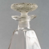 Carafe « Pyramidale » verre blanc patiné gris de René LALIQUE | Biron Carafe "Pyramidale" verre blanc patiné gris de René LALIQUE