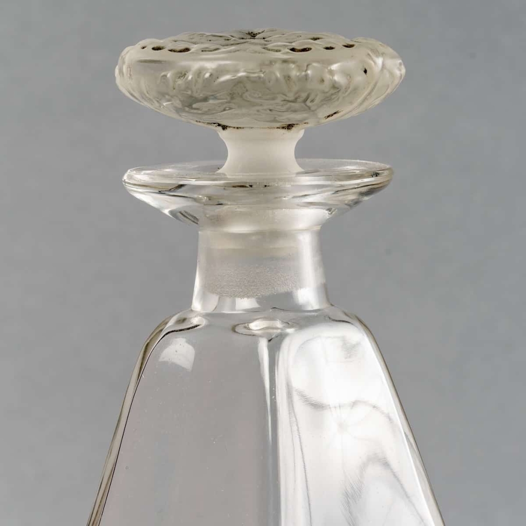 Carafe « Pyramidale » verre blanc patiné gris de René LALIQUE | Biron Carafe "Pyramidale" verre blanc patiné gris de René LALIQUE