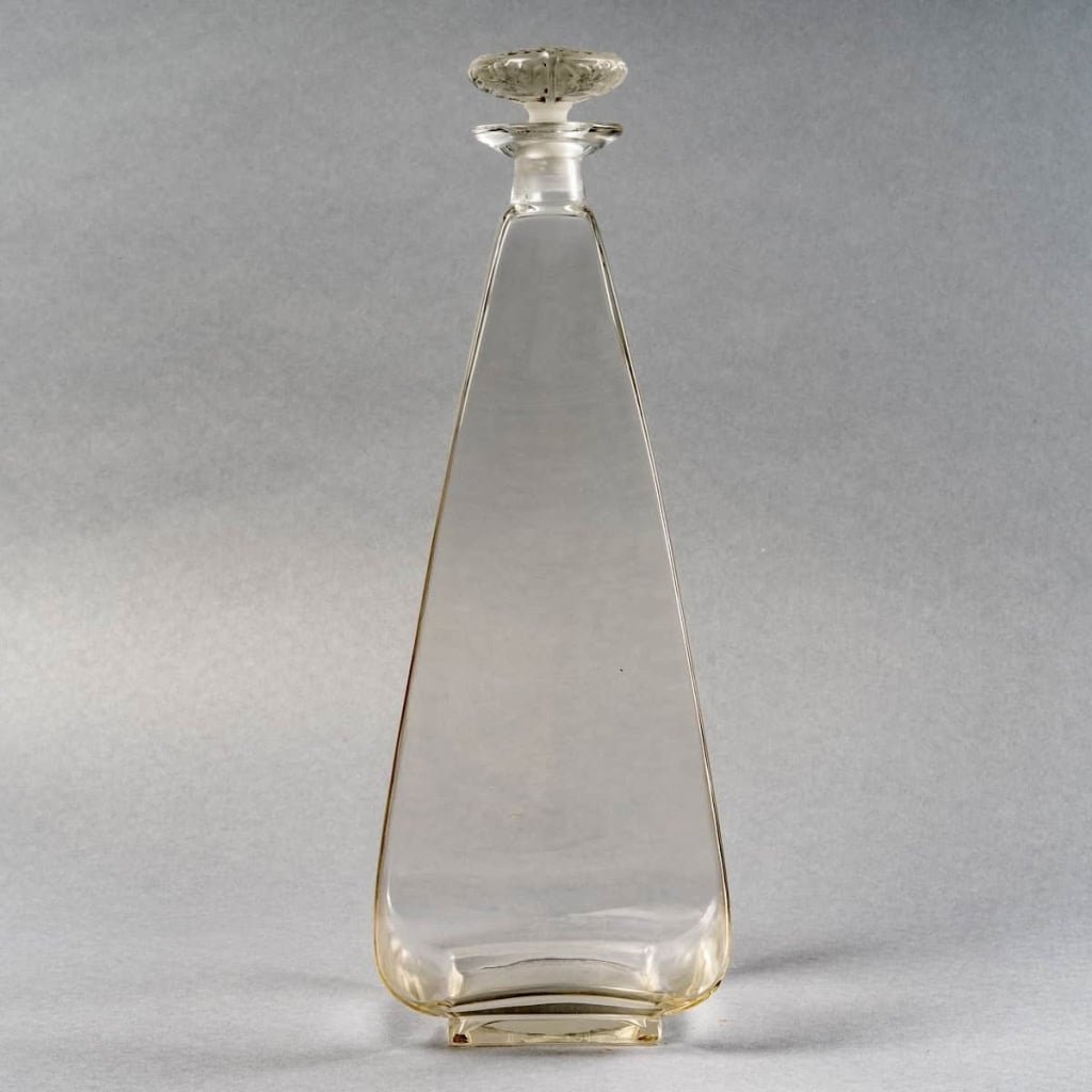 Carafe « Pyramidale » verre blanc patiné gris de René LALIQUE | Biron Carafe "Pyramidale" verre blanc patiné gris de René LALIQUE