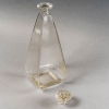 Carafe « Pyramidale » verre blanc patiné gris de René LALIQUE | Biron Carafe "Pyramidale" verre blanc patiné gris de René LALIQUE