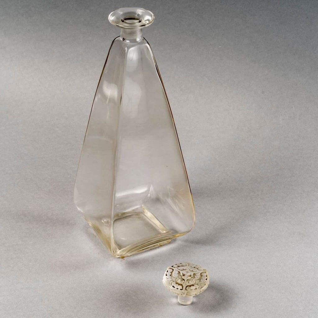 Carafe « Pyramidale » verre blanc patiné gris de René LALIQUE | Biron Carafe "Pyramidale" verre blanc patiné gris de René LALIQUE