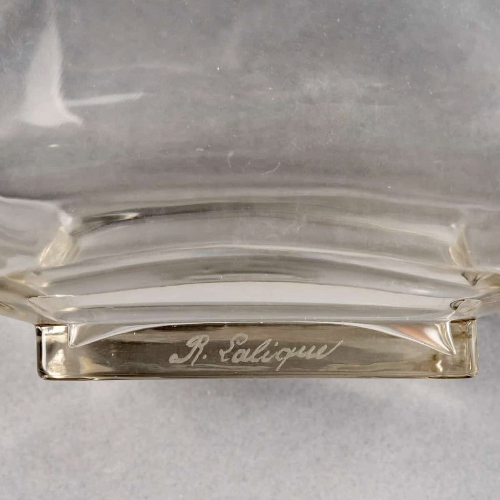 Carafe « Pyramidale » verre blanc patiné gris de René LALIQUE | Biron Carafe "Pyramidale" verre blanc patiné gris de René LALIQUE