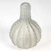 Vase « Dentelé » verre blanc patiné bleu de René LALIQUE | Biron Vase "Dentelé" verre blanc patiné bleu de René LALIQUE