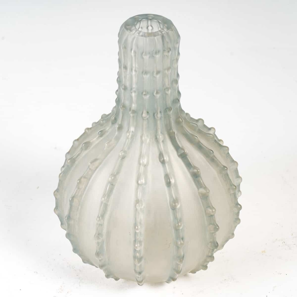Vase « Dentelé » verre blanc patiné bleu de René LALIQUE | Biron Vase "Dentelé" verre blanc patiné bleu de René LALIQUE