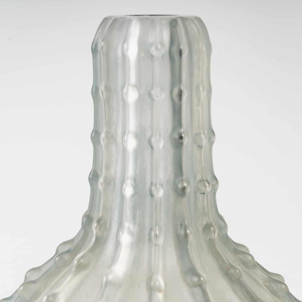 Vase « Dentelé » verre blanc patiné bleu de René LALIQUE | Biron Vase "Dentelé" verre blanc patiné bleu de René LALIQUE