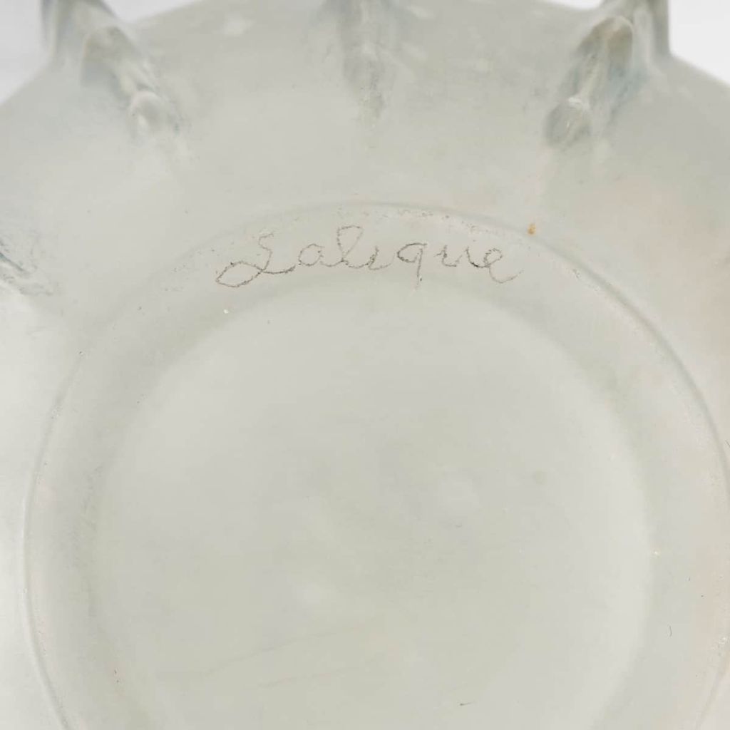 Vase « Dentelé » verre blanc patiné bleu de René LALIQUE | Biron Vase "Dentelé" verre blanc patiné bleu de René LALIQUE
