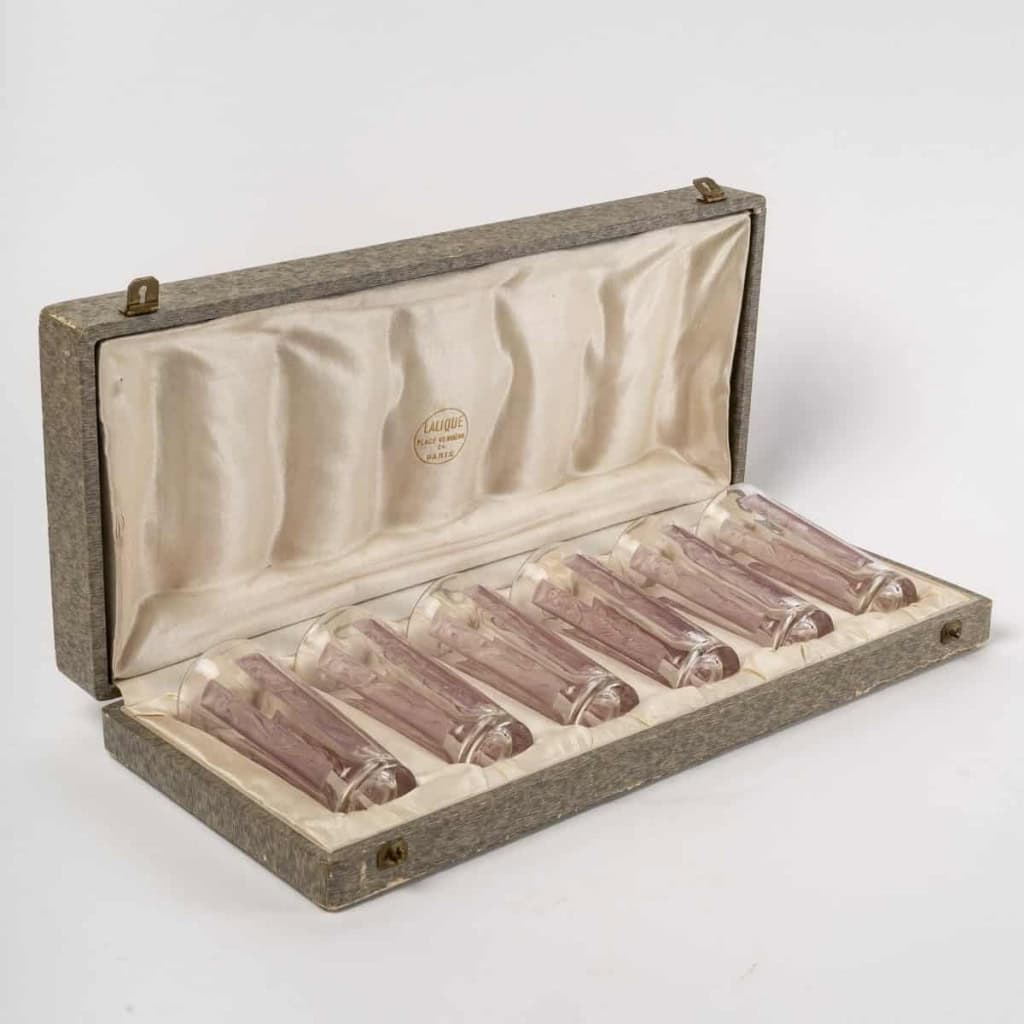 Suite de Gobelets « Six Figurines » verre blanc patiné rose de René LALIQUE – 6 pièces en coffret | Biron Suite de Gobelets "Six Figurines" verre blanc patiné rose de René LALIQUE - 6 pièces en coffret