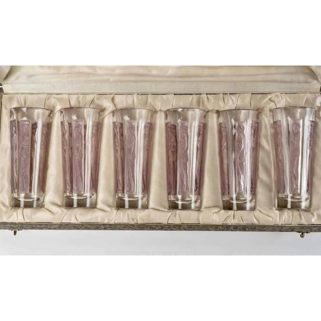 Suite de Gobelets « Six Figurines » verre blanc patiné rose de René LALIQUE – 6 pièces en coffret | Biron Suite de Gobelets "Six Figurines" verre blanc patiné rose de René LALIQUE - 6 pièces en coffret