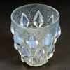 Vase « Rampillon » verre opalescent patiné bleu de René LALIQUE | Biron Vase "Rampillon" verre opalescent patiné bleu de René LALIQUE