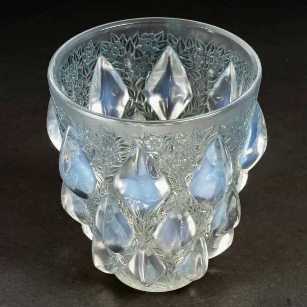 Vase « Rampillon » verre opalescent patiné bleu de René LALIQUE | Biron Vase "Rampillon" verre opalescent patiné bleu de René LALIQUE
