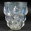 Vase « Rampillon » verre opalescent patiné bleu de René LALIQUE | Biron Vase "Rampillon" verre opalescent patiné bleu de René LALIQUE