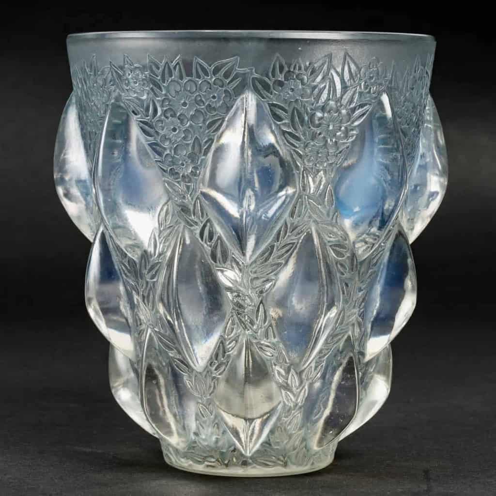 Vase « Rampillon » verre opalescent patiné bleu de René LALIQUE | Biron Vase "Rampillon" verre opalescent patiné bleu de René LALIQUE