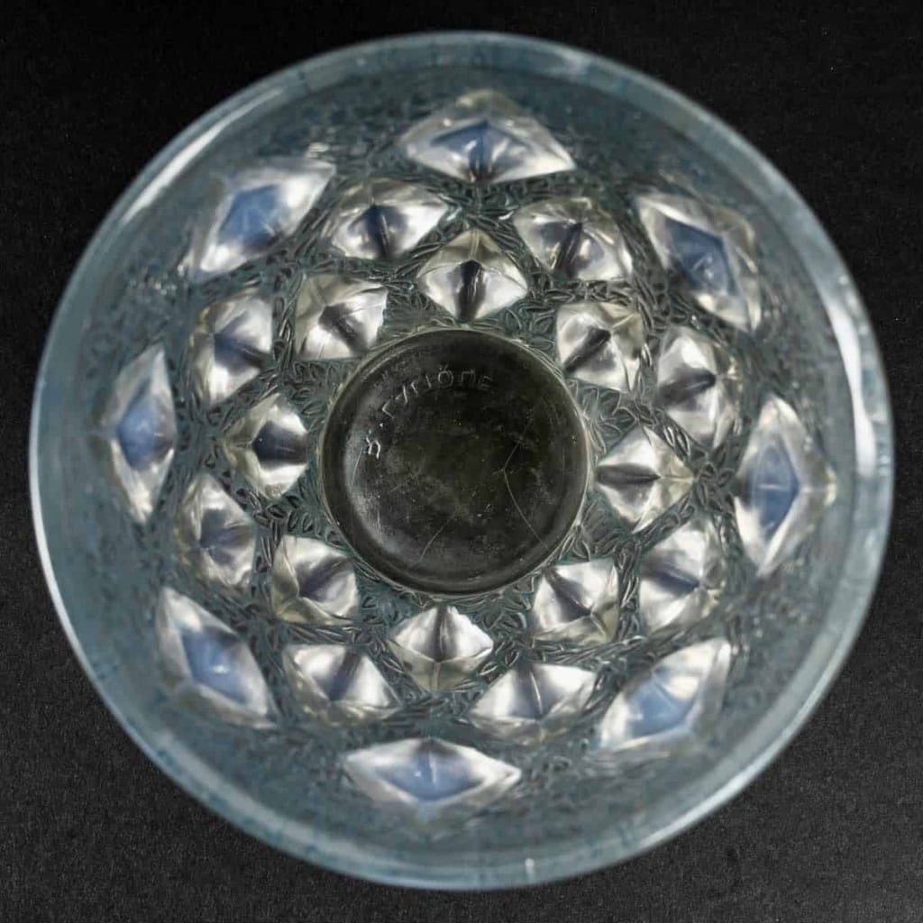 Vase « Rampillon » verre opalescent patiné bleu de René LALIQUE | Biron Vase "Rampillon" verre opalescent patiné bleu de René LALIQUE