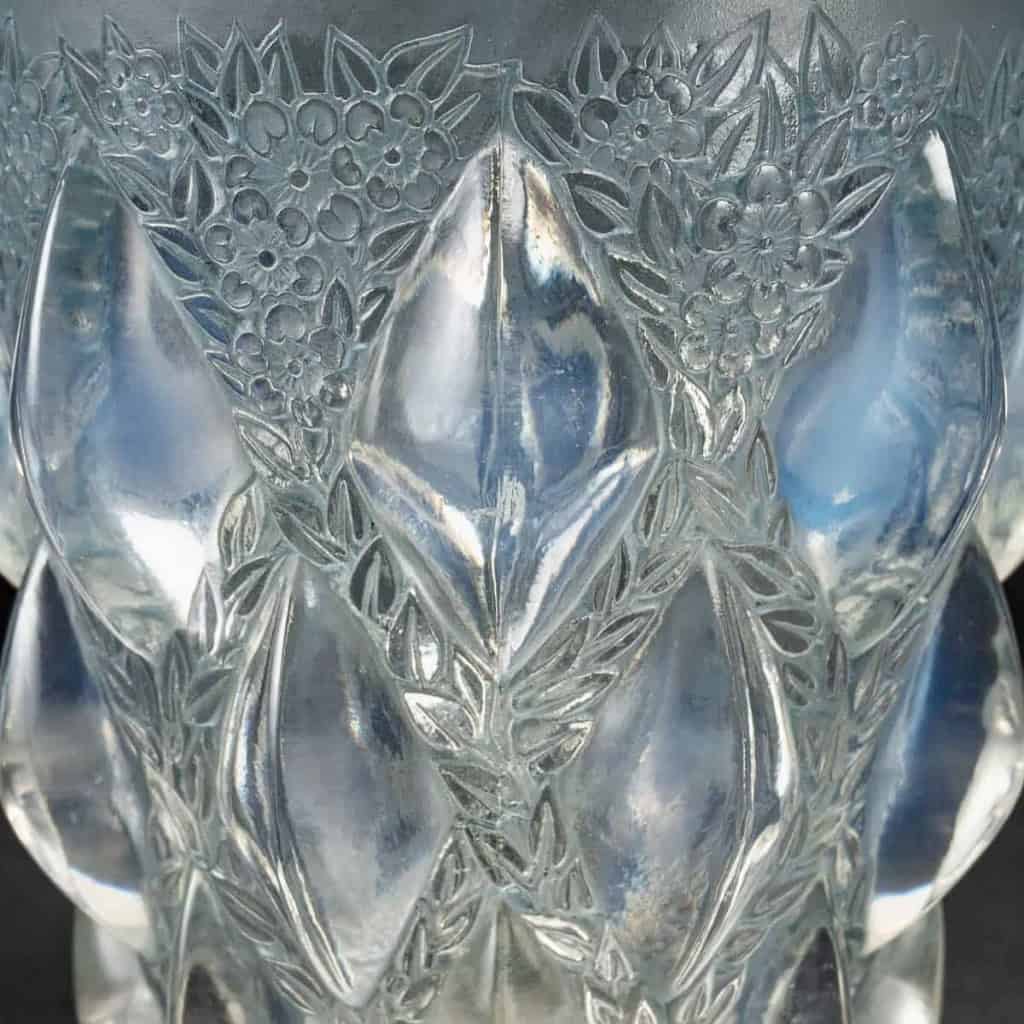 Vase « Rampillon » verre opalescent patiné bleu de René LALIQUE | Biron Vase "Rampillon" verre opalescent patiné bleu de René LALIQUE
