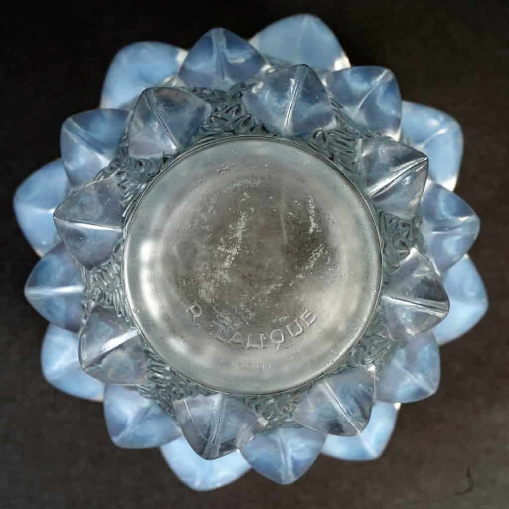 Vase « Rampillon » verre opalescent patiné bleu de René LALIQUE | Biron Vase "Rampillon" verre opalescent patiné bleu de René LALIQUE