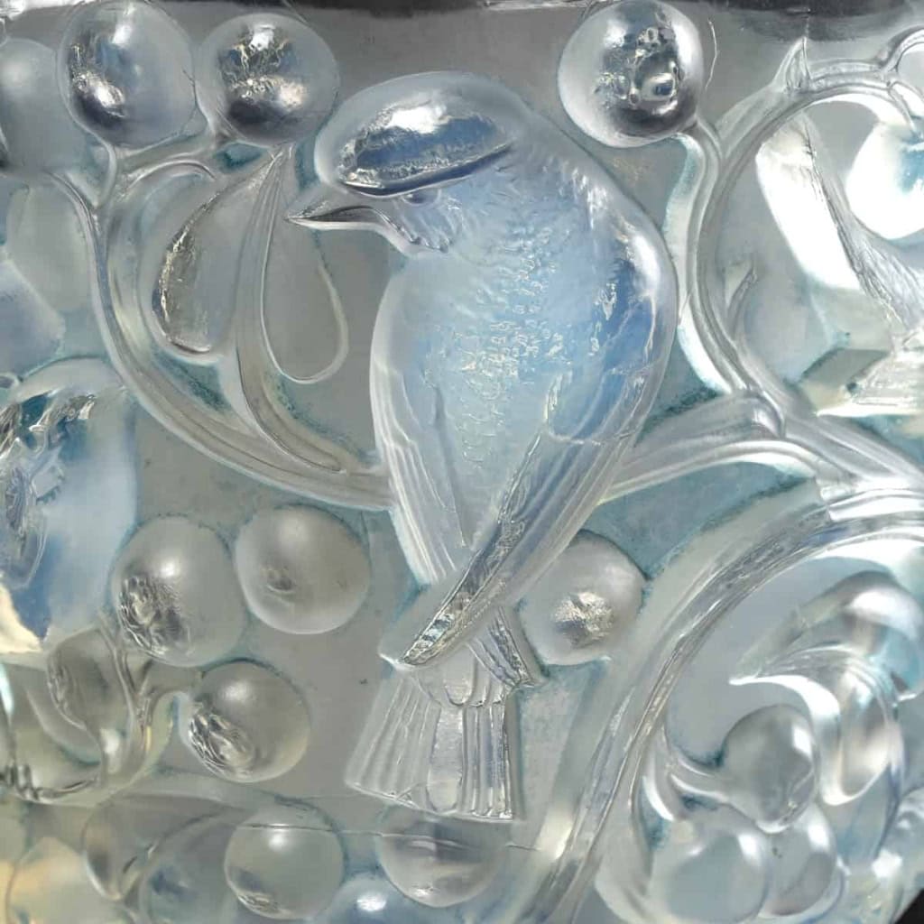 Vase « Avallon » verre opalescent patiné bleu de René LALIQUE | Biron Vase "Avallon" verre opalescent patiné bleu de René LALIQUE