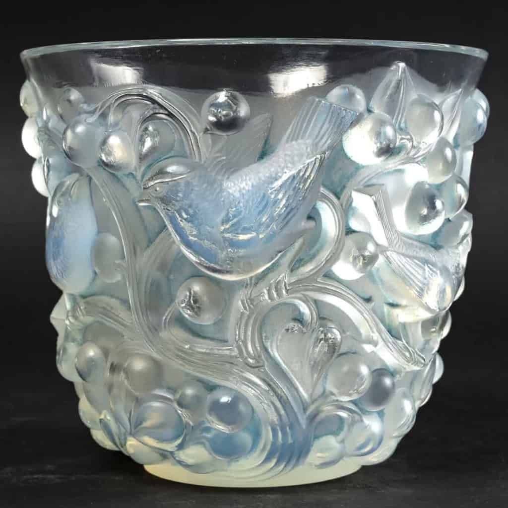 Vase « Avallon » verre opalescent patiné bleu de René LALIQUE | Biron Vase "Avallon" verre opalescent patiné bleu de René LALIQUE