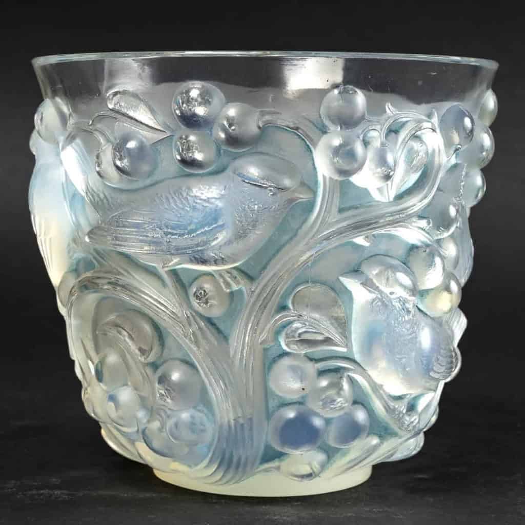 Vase « Avallon » verre opalescent patiné bleu de René LALIQUE | Biron Vase "Avallon" verre opalescent patiné bleu de René LALIQUE
