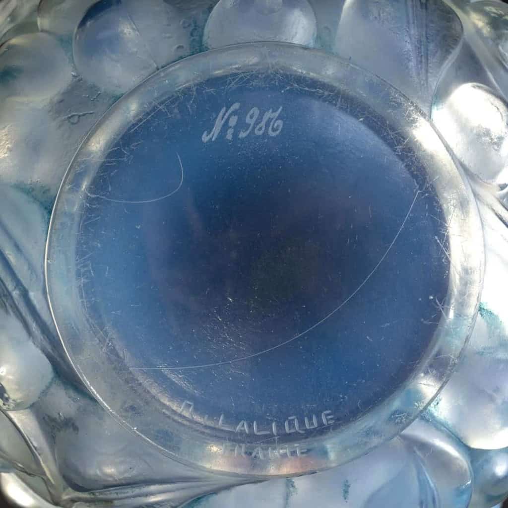 Vase « Avallon » verre opalescent patiné bleu de René LALIQUE | Biron Vase "Avallon" verre opalescent patiné bleu de René LALIQUE
